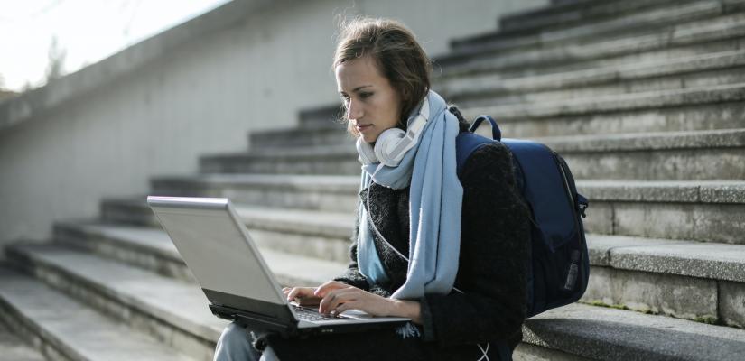 Studente werkt op laptop buiten