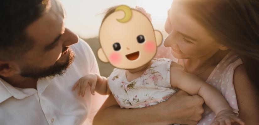 Een gezin met een baby met een emoji over het gezicht