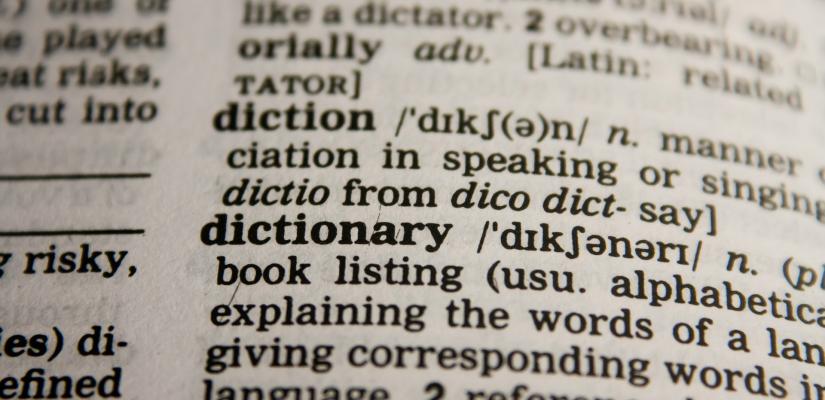 Een opengeslagen woordenboek