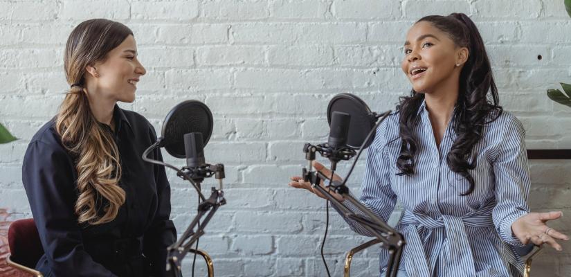 Twee vrouwen nemen een podcast op