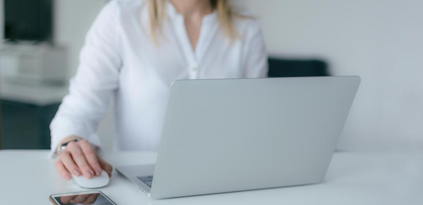 Vrouw op laptop