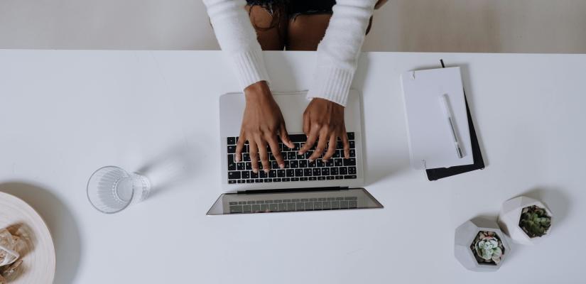 Vrouw achter een laptop