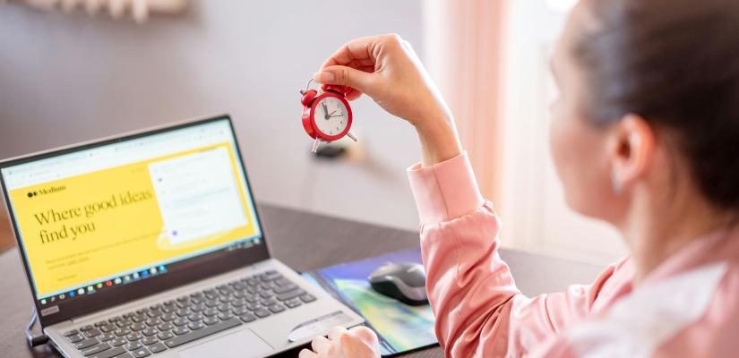 Vrouw zit achter laptop