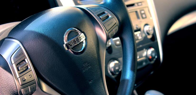 Autostuur van een Nissan 