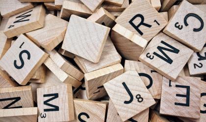 Scrabble letters op een stapel