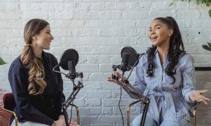 Twee vrouwen nemen een podcast op