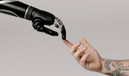 Een menselijke hand, en een robothand