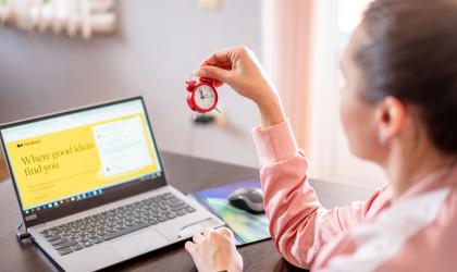 Vrouw zit achter laptop