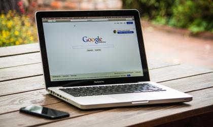 Laptop met Google open