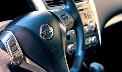Autostuur van een Nissan 