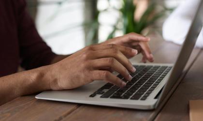 Persoon typt op macbook