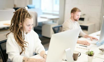 Mensen werken op kantoor