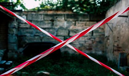 Bouwplaats afgezet met lint