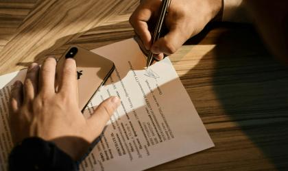Man zet handtekening onder juridisch document