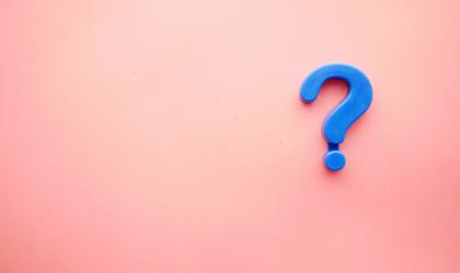 Blauw vraagteken op een roze achtergrond