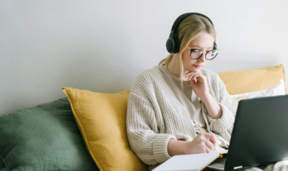 schrijver met koptelefoon op