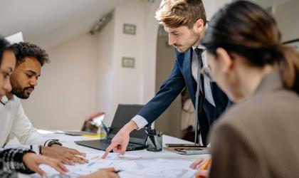 Mensen overleggen aan werktafel