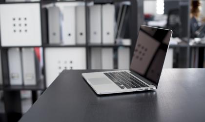 Apple macbook op een bureau