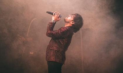 Man zingt op het podium