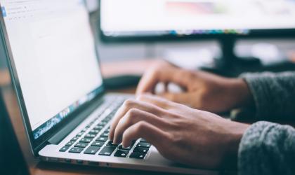 Persoon werkt op laptop
