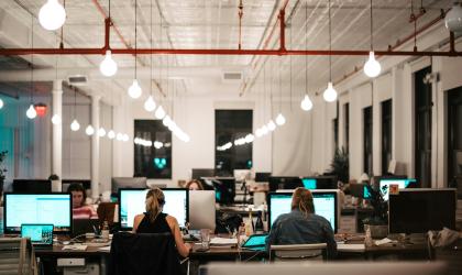 mensen achter computerschermen in een kantoortuin