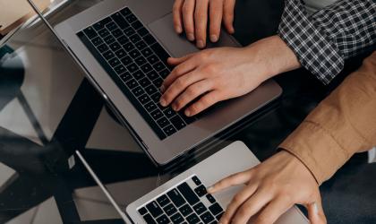 twee personen achter laptops