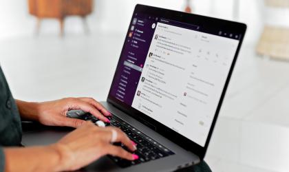 Persoon stuurt berichten op laptop
