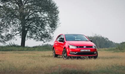 Rode Volkswagen auto in veld