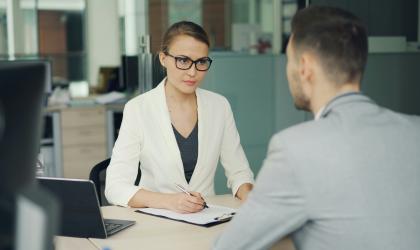 Vrouw maakt notities in gesprek