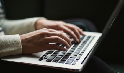 Persoon typt op een laptop